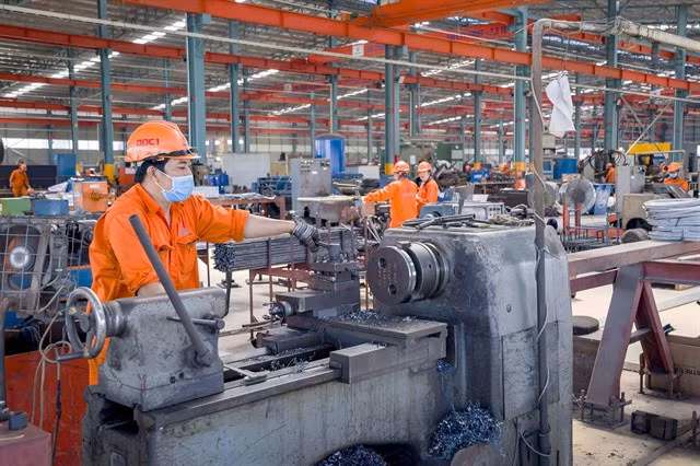 Workers at a mechanical engineering factory in the An Hạ Industrial Zone, Bình Chánh District, HCM City. — VNA/VNS Photo