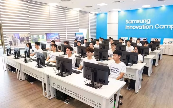 The Vietnam National Innovation Centre (NIC) and Samsung Vietnam officially kick-start a technology talent development programme called ‘Samsung Innovation Campus (SIC)’ for the academic year 2023-2024 in Hanoi on May 3. (Photo: nhandan.vn)