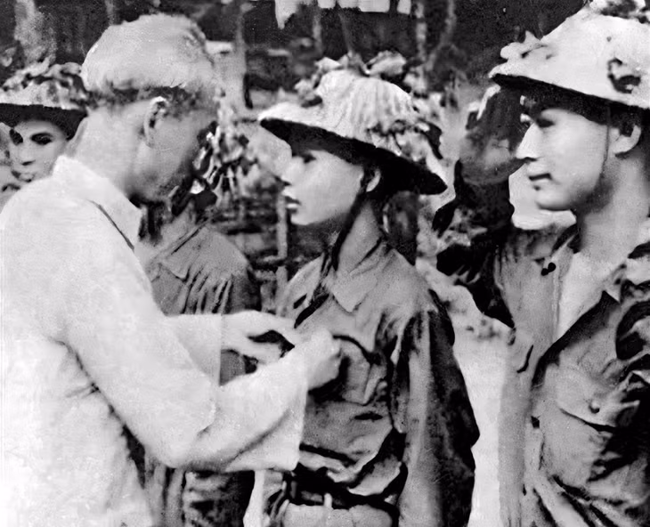 President Ho Chi Minh gives medals to honorable soldiers.