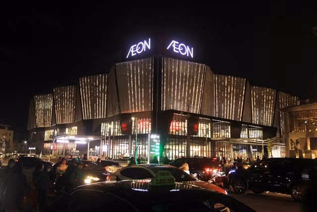 Outside an Aeon shopping centre in Hải Phòng City. — VNA/VNS Photo