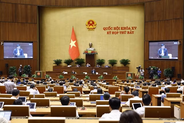 The National Assembly discussed the supervisory delegation’s report and a draft NA resolution on results of the supervision over the implementation of the NA’s Resolution No. 43/2022/QH15, dated January 11, 2022, on the fiscal and monetary policies supporting the socio-economic recovery and development programme, and of the NA’s resolutions on some nationally important projects through 2023. — VNA/VNS Photo