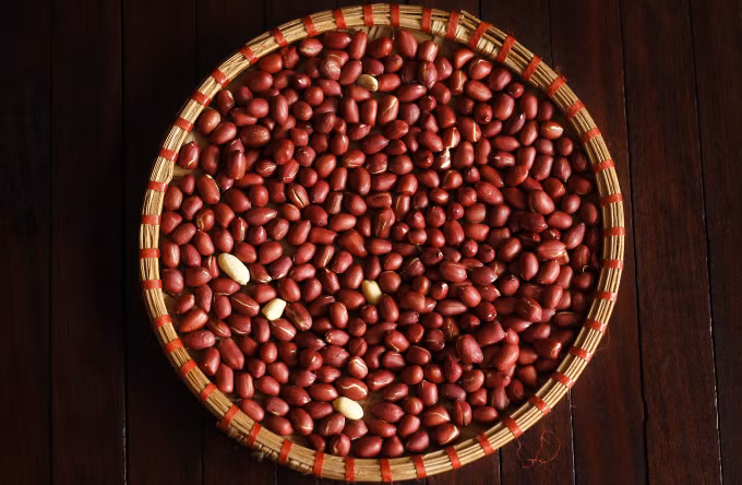 Redskin peanuts are preferred for this dish due to their nutty flavor. Photo by VnExpress/Bui Thuy