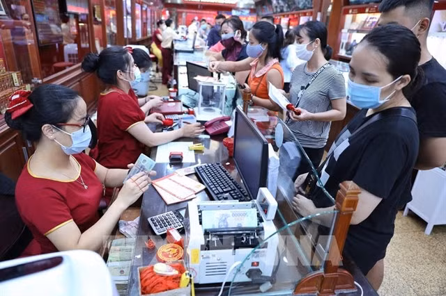 Gold transactions at a shop in Hà Nội. — VNA/VNS Photo
