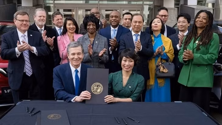 The signing ceremony between VinFast and the government of North Carolina
