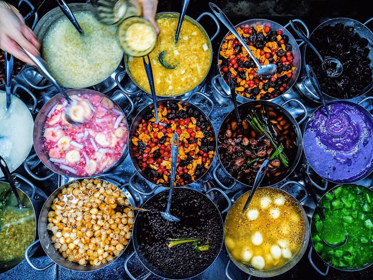 Colorful Hue-style sweet soups are sold at a stall near Truong Tien Bridge in downtown Hue. Photo by VnExpress/Thanh Toan