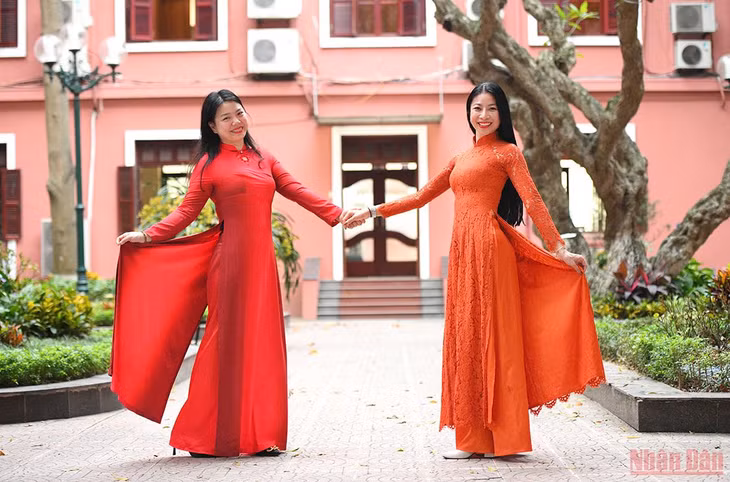 The colourful ao dai with eye-catching patterns add to the bustle of the office atmosphere, contributing to alleviating the anxiety of the complicated developments of the COVID-19 pandemic