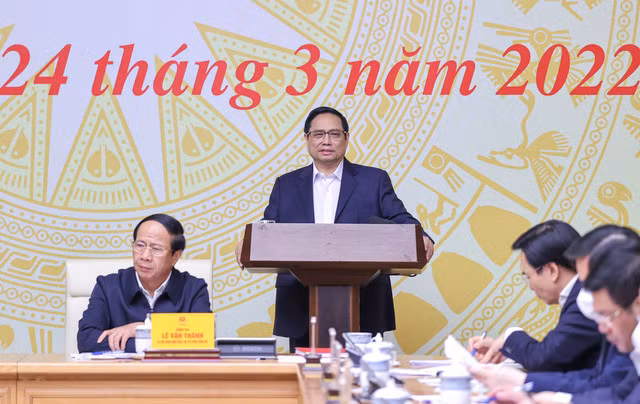 Prime Minister Phạm Minh Chính talks to government officials and SOEs' executives during an online conference in Hà Nội on the role of SOEs in economic recovery and national development. — VGP Photo