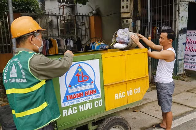 A local resident in northern Tuyên Quang Province is guided to seperate waste. — VNA/VNS Photo