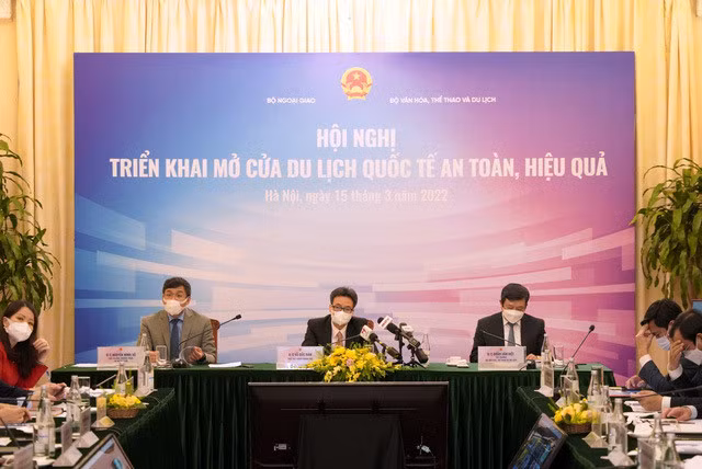 Deputy Prime Minister Vu Duc Dam (centre) and other officials at the meeting on March 15. (Photo: VGP)