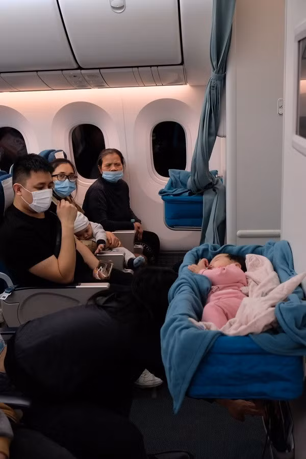 First Vietnamese citizens evacuated from Ukraine.