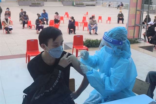A man in Cao Bằng City is vaccinated against COVID-19 on Saturday. — VNA/VNS Photo Chu Hiệu