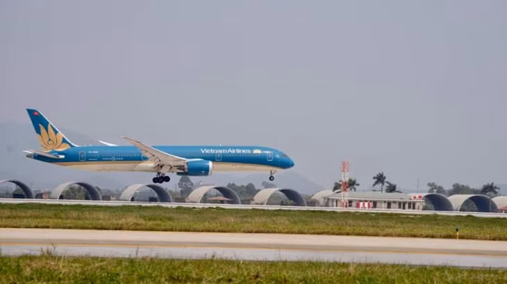 Departing from the Romanian capital city of Bucharest, it is the first repatriation flight arranged and fully funded by the Government of Vietnam to bring home Vietnamese living in war-ravaged areas in Ukraine.