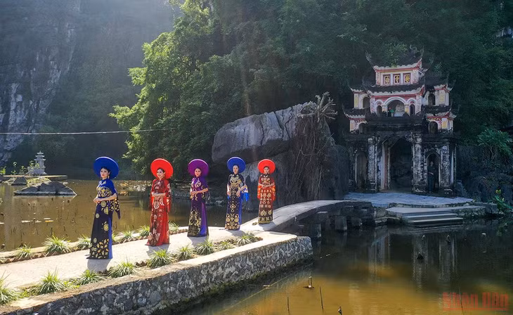 Modified ao dai of Ninh Binh women in Tam Coc-Bich Dong Tourism Site