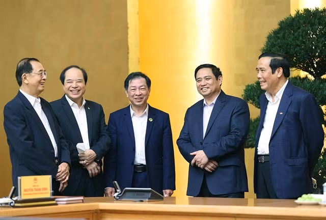 Prime Minister Phạm Minh Chính (fourth from left) meets with the Vietnamese Association for the Elderly in Hà Nội on Tuesday. — VNA/VNS Photo Dương Giang