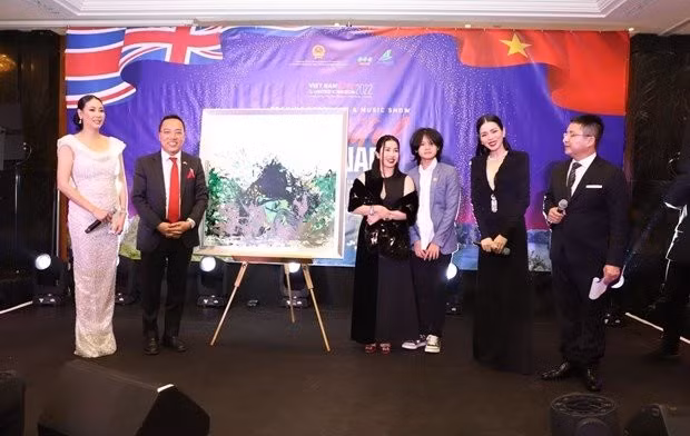 A charity auction of a painting by talented young artist Xeo Chu as part of the Vietnam Days. (Photo: VNA)