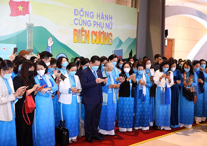 The delegates send text messages in donation to the campaign. (Photo: NDO)