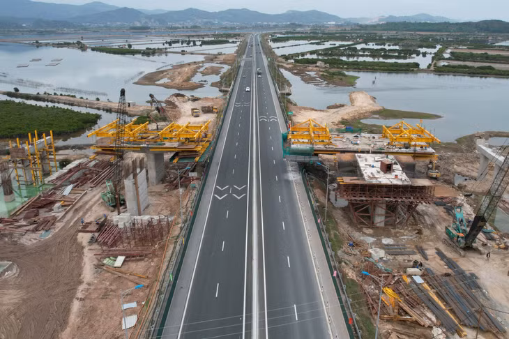At the construction site of the overpass on the Ha Long - Hai Phong highway with a length of 1.5 km, constructors are constructing pillars, abutments and casting the beam.