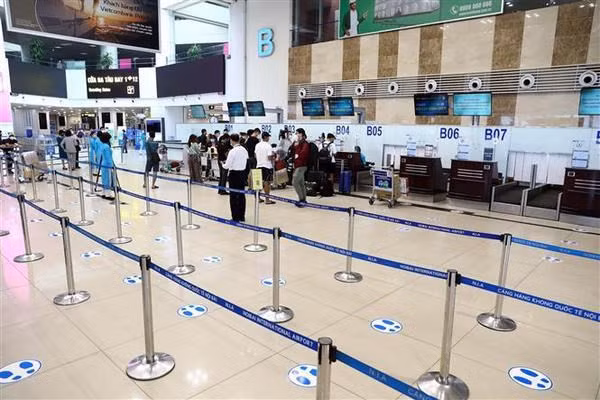 Pandemic prevention and control regulations as well as aviation safety are strictly observed at Noi Bai International Airport. (Photo: VNA)