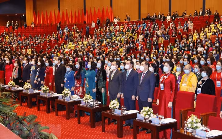 Delegates salute the national flag at the congress’s opening ceremony. (Photo: Thong Nhat/VNA)