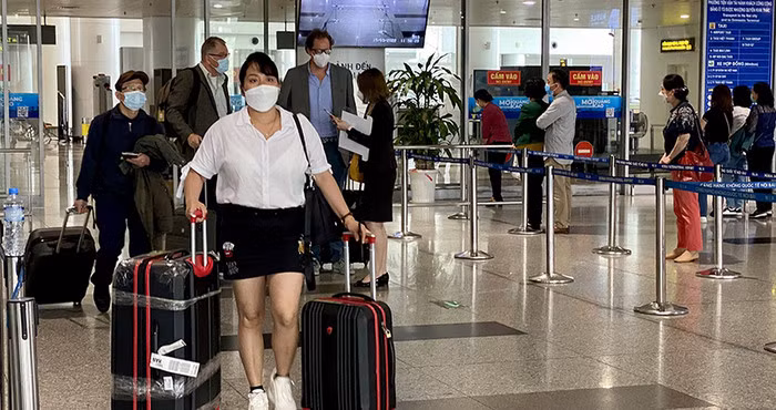 Passengers from Singapore arrive at Noi Bai international airport in Hanoi on the first day of fully tourism reopening. (Photo: VU DIEP)