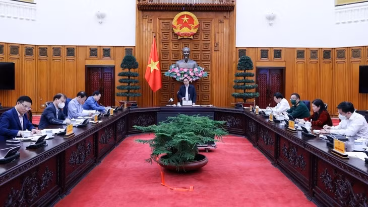 Prime Minister Pham Minh Chinh speaking at the working session