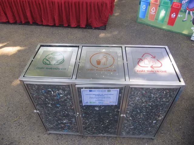 A dustbin made of reform single-use plastic straws and cups, styrofoam and low-value waste. Hội An will promote recycling waste in building a ‘zero plastic waste’ destination. VNS Photo Công Thành