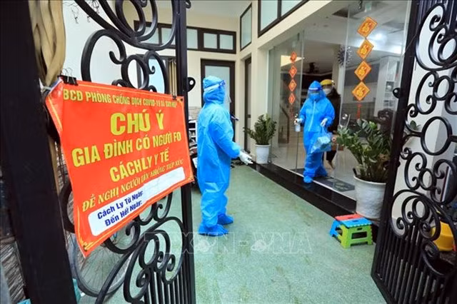 Medical workers help at-home COVID patients in Tam Hiệp, Hà Nội. — Photo VNA/VNS