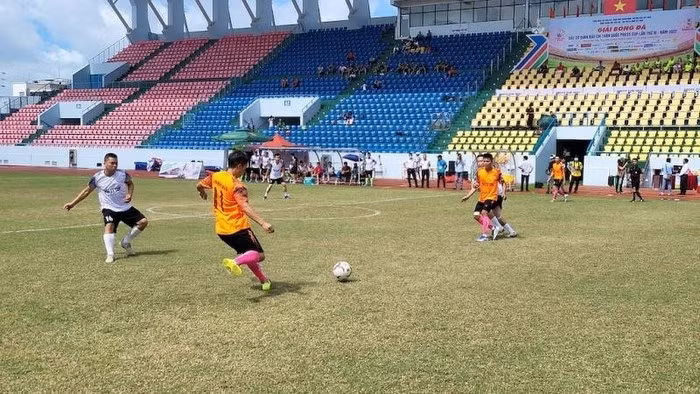 The match between Nhan Dan Newspaper and the Club of social life reporters in Ho Chi Minh City.