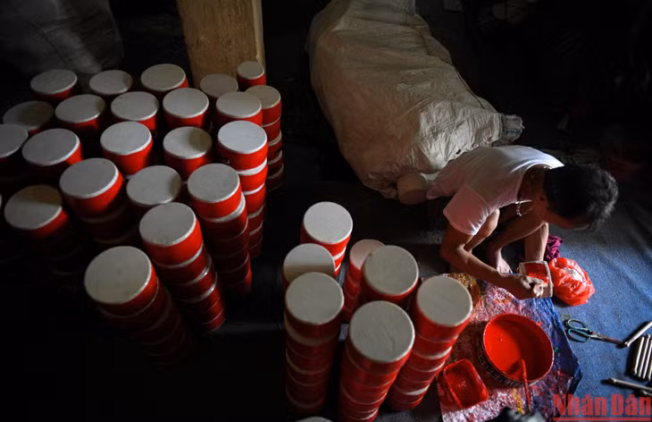 A paper mask is priced at 15,000 – 35,000 VND, while a wooden drum is sold between 14,000 to 80,000 VND depending on its size.