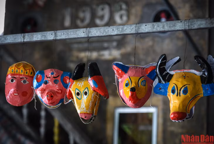 Through his skilful hands, Dong turns idyllic materials such as bamboo, carton boxes, and even upcycled papers, into colourful masks in various shapes and topics.