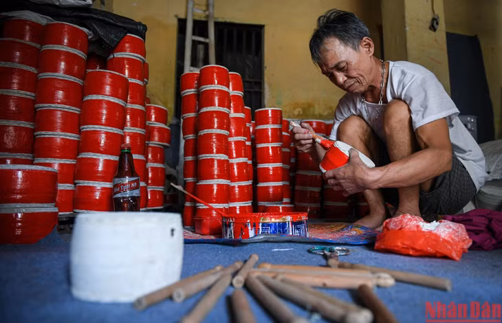 Ong Hao village is also well known for the craft of making wooden drums. At the workshop of Vu Duy Ninh, who has around four decades of working in this craft, Ninh and his employees are busy completing hundreds of wooden drums.
