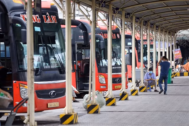 Vehicles at Giáp Bát Bus Station. Authorities have warned firms unwilling to cut fares that their vehicle badges could be revoked. VNA/VNS Photo