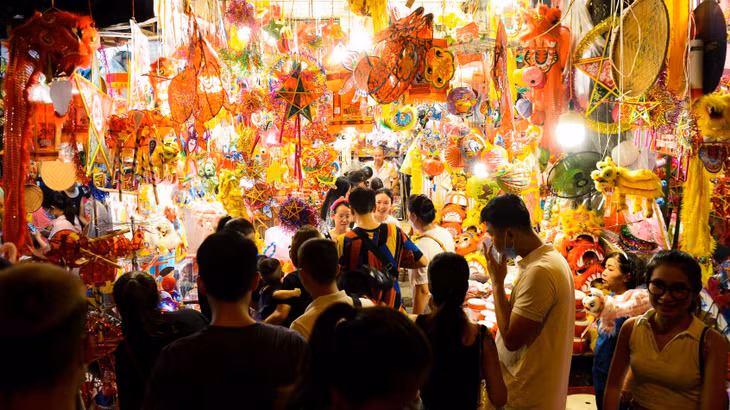 Hang Ma Street begins to bustle ahead of Mid-autumn Festival