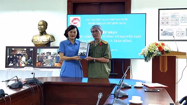 Director of the Việt Nam National Archives Centre III Trần Việt Hoa and photographer, colonel Trần Hồng at the presentation ceremony in Hà Nội on Wednesday. — VNA/VNS Photo Minh Thu