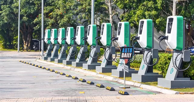 A charging station of car automobile company Vinfast, a member of Vingroup. Việt Nam has raised an action plan to promote the energy transition in the transport industry with priority on the production, assembly and import of vehicles that use electricity and green energy. — Photo autodaily.vn