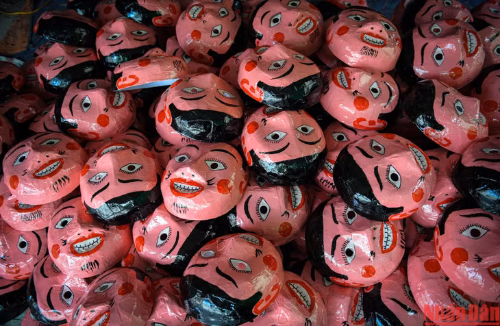 The paper masks reflect Vietnamese people’s aspirations of happiness and prosperity. They are also imbued with traditional Vietnamese cultural identity.
