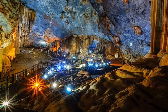Pu Sam Cáp Cave has many massive stalactites. — Photo triptrip.info