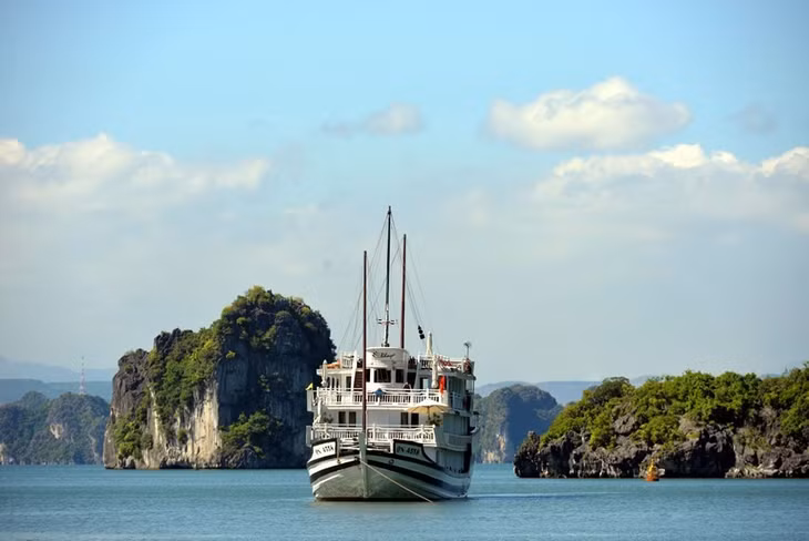 Tourists can enjoy clear seawater and pristine and breathtaking sceneries. (Photo: VNA)