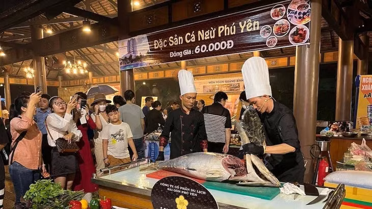 A chef showing his skill in processing and grading tuna at the festival.