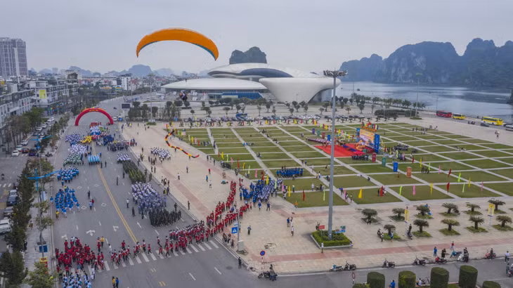 Trên Quảng trường 30/10.