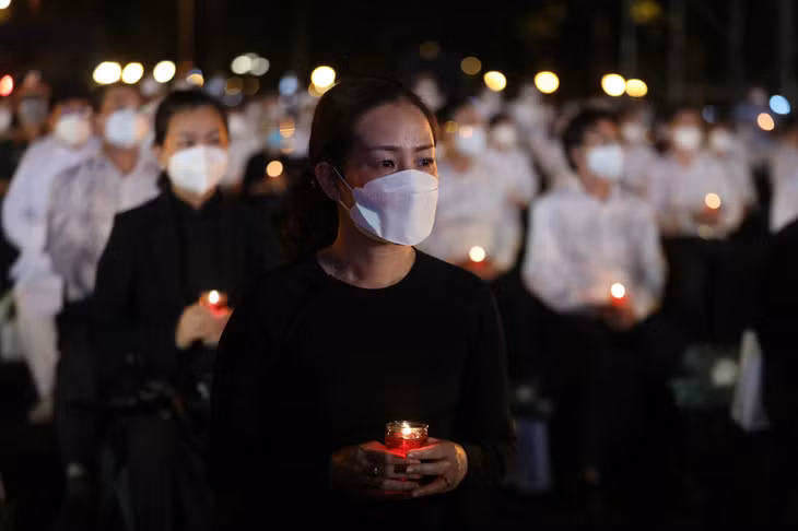 People light candles in Ho Chi Minh City on November 19 for those whose lives were taken away by Covid-19. Photo by VnExpress/Quynh Tran