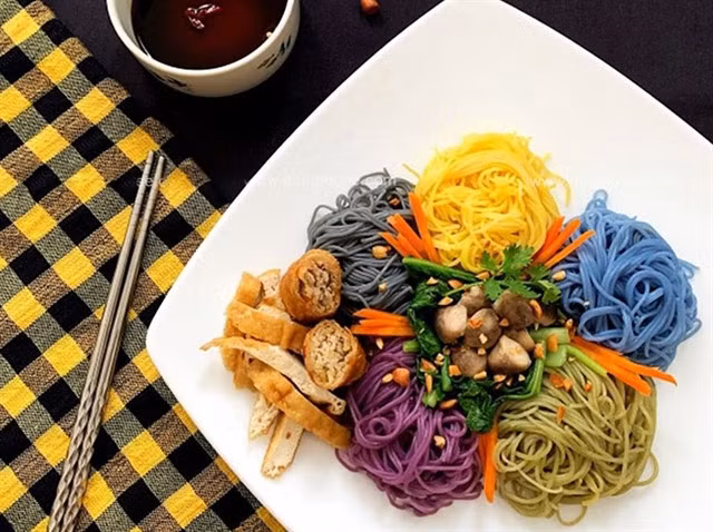 The noodles can also be stir-fried with vegetables and roots. Photo traicaycaonghe