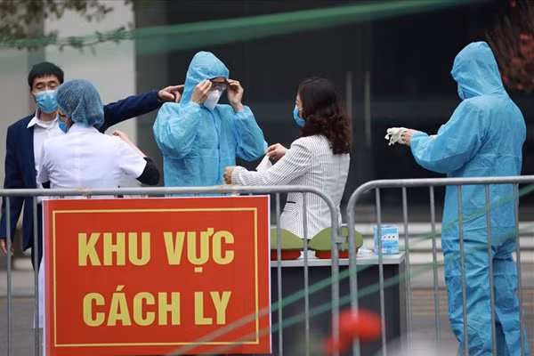 Prime Minister calls to strengthen COVID-19 prevention and control against Omicron variant ảnh 1