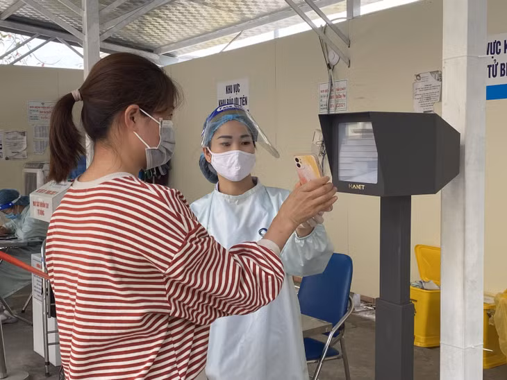 Locals scan the QR code at Bai Chay Hospital.