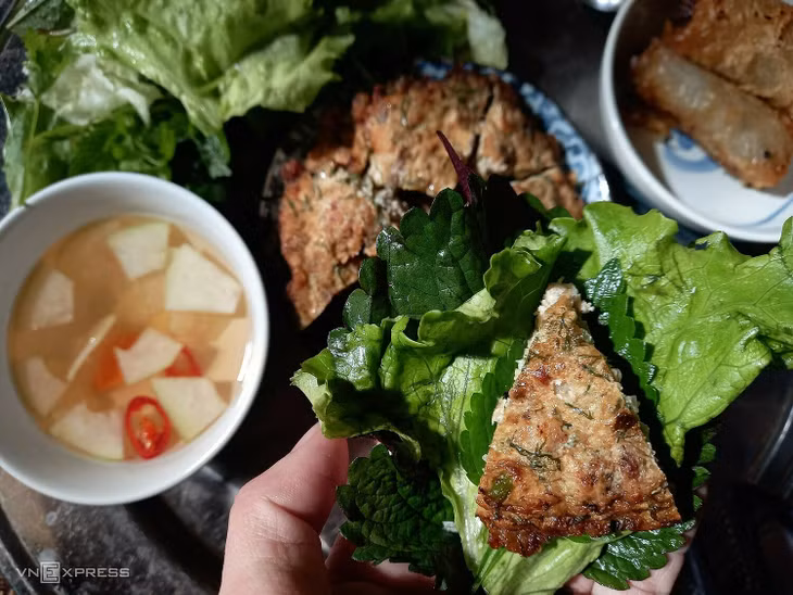 Cha ruoi dish is served with fresh vegetables at the restaurant near Hoe Nhai Slope in Ba Dinh District, Hanoi. Photo by VnExpress/Khanh Tran