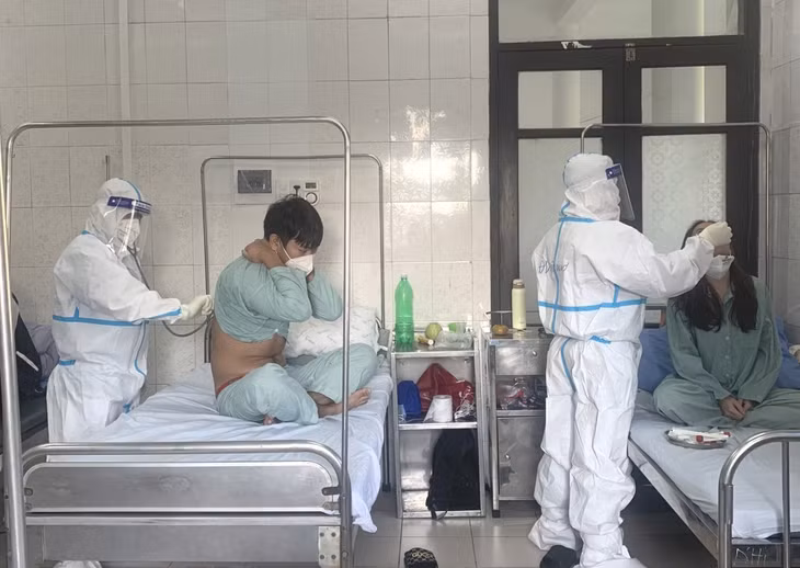 Covid-19 patients are treated at the Tien Yen Health Center in Tien Yen district.