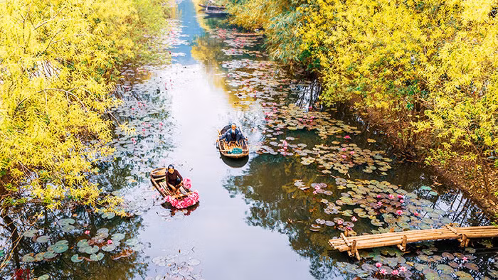 Yen stream, which is 4km long and flows into Day river, is the only waterway leading to the Huong Pagoda.