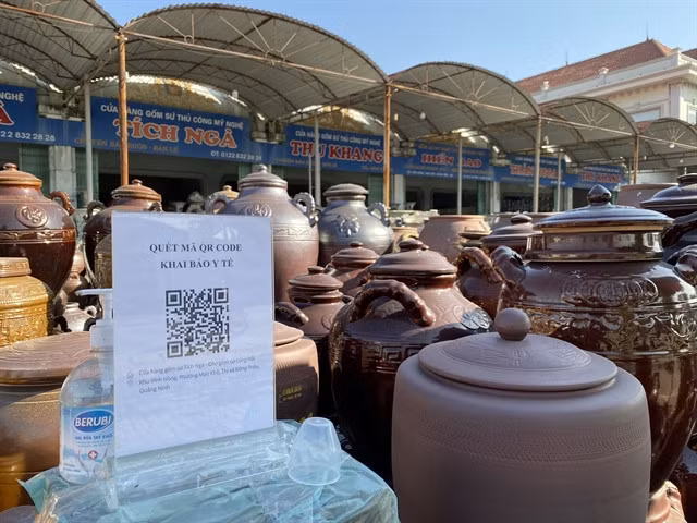 Most local tourist destinations have QR codes for medical declaration and provide antiseptic and face masks for guests at the entrance. VNS Photo Bảo Ngọc