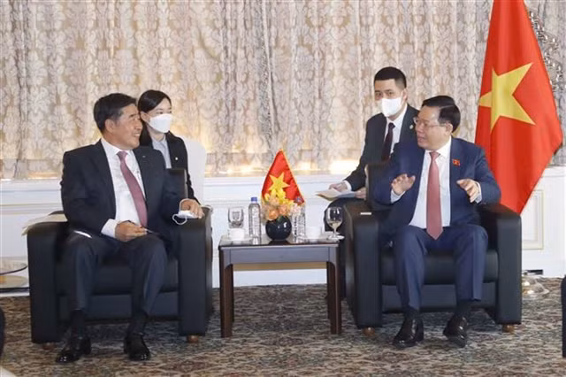 Chairman of the National Assembly Vương Đình Huệ meets Chairman of SK Group Chey Tae Won.