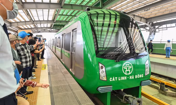 Passengers wait to board a train on the Cat Linh-Ha Dong metro line, Hanoi’s first, on November 6. Photo by VnExpress/Giang Huy